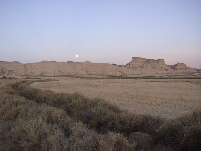 Luna llena en el atardecer de Bardenas Reales